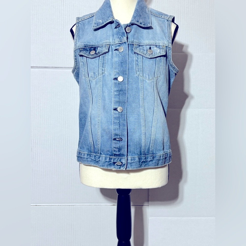 Gap 1969 Denim women’s Vest Size medium
22”L 18” p2p
